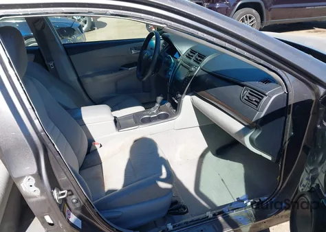 2015 Toyota Camry Le z USA, uszkodzony, nr VIN 4T4BF1FK4FR452493